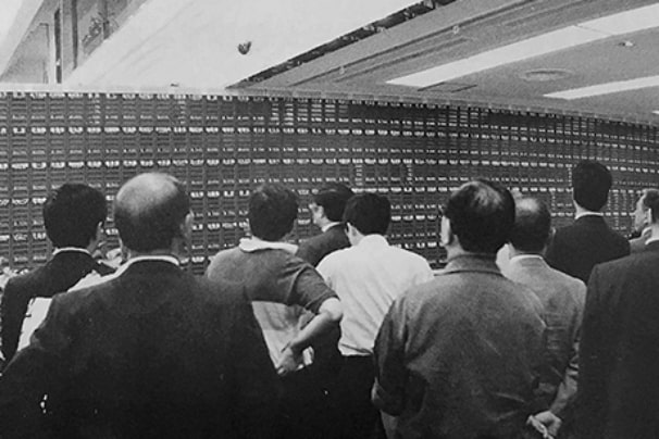 ブラックマンデー、株価ボードを見詰める投資者の写真