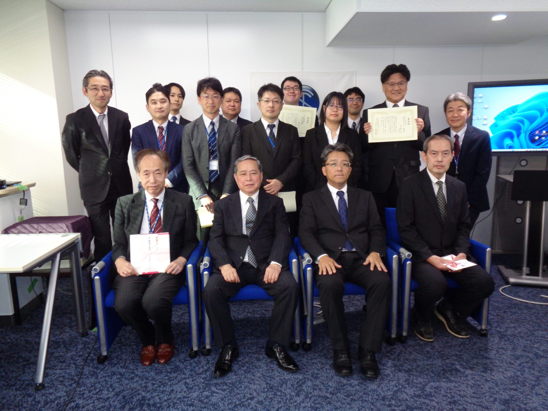 創立記念式典の表彰式の写真