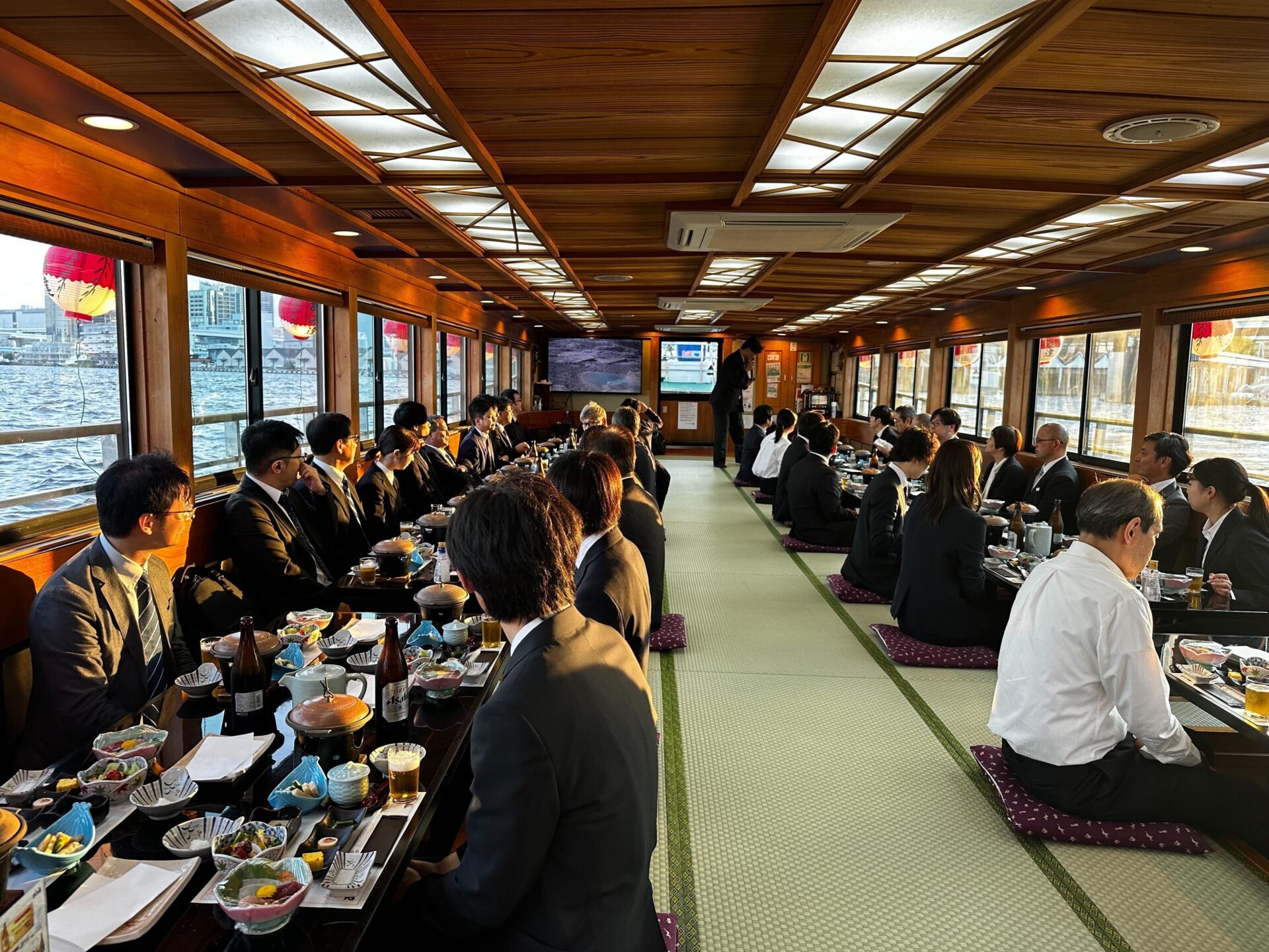 創立記念式典の懇親会の写真